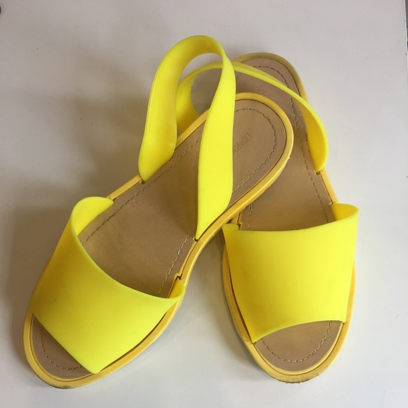 Very cute yellow slip-on sandals! - Picture 1 of 3